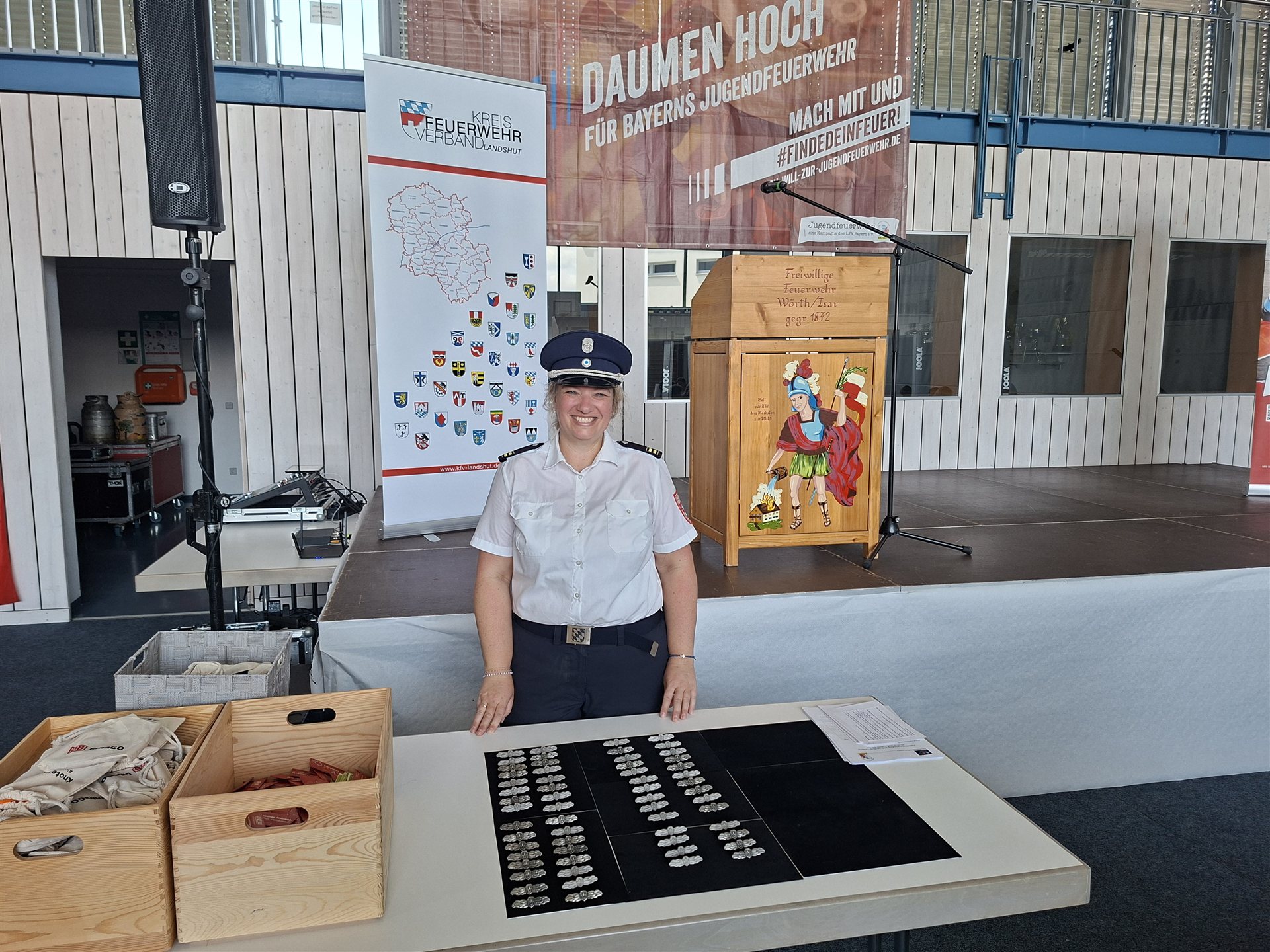Kreisjugendwartin Veronika Härtter am Tisch mit den bereitgelegten Jugendleistungsabzeichen