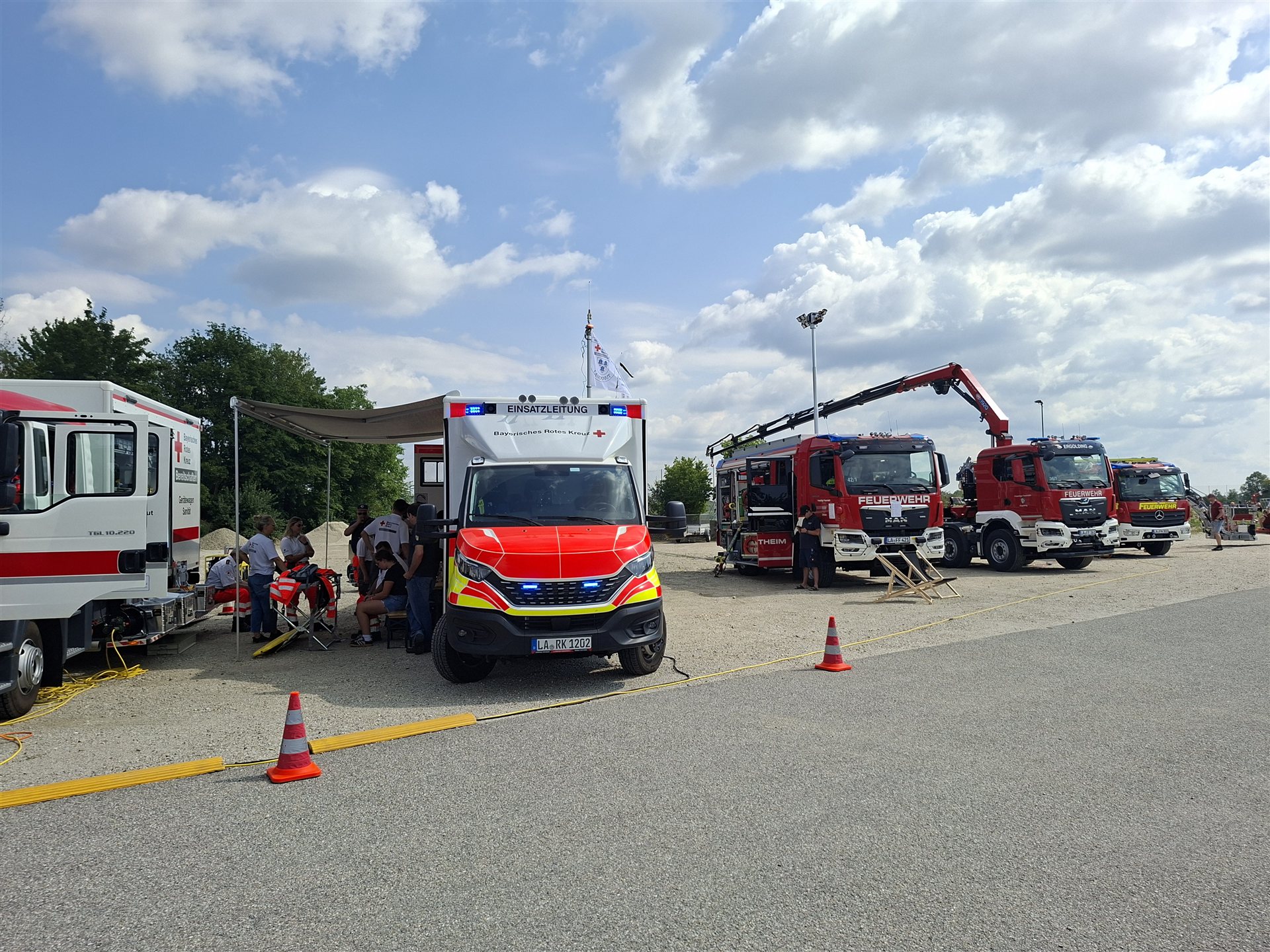 Fahrzeugausstellung mit Rettungswagen, Wechsellader und Drehleiter auf dem Gelände