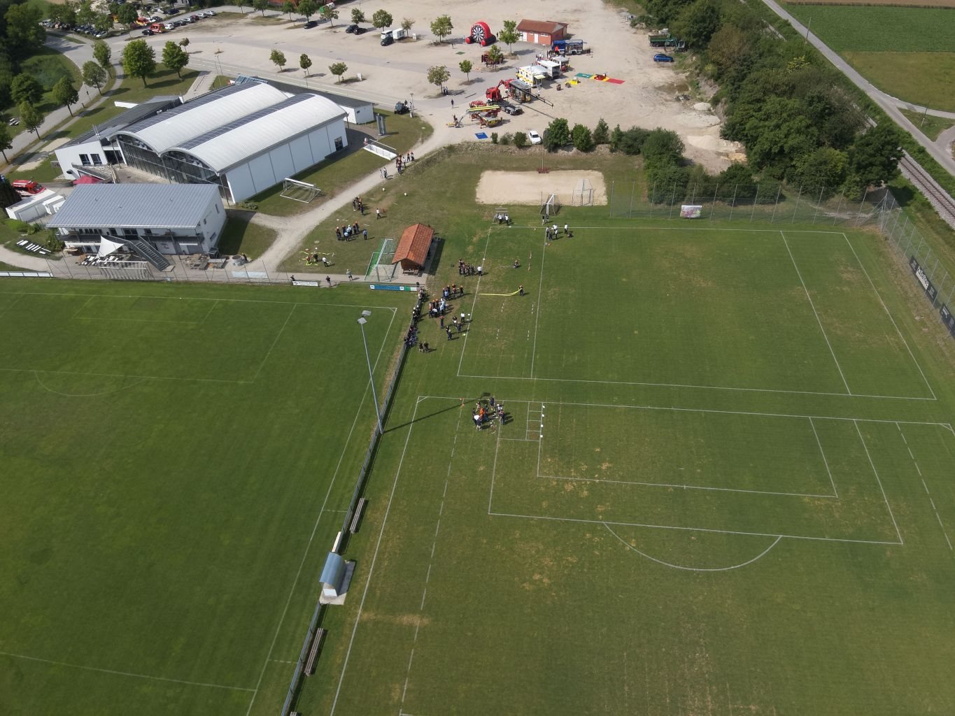 Luftbild des Sportgeländes in Wörth an der Isar mit den Stationen des Kreisjugendfeuerwehrtages