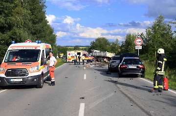PKW kommt auf Gegenfahrbahn und verursacht schweren Verkehrsunfall