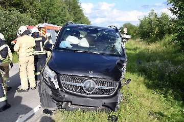 PKW kommt auf Gegenfahrbahn und verursacht schweren Verkehrsunfall